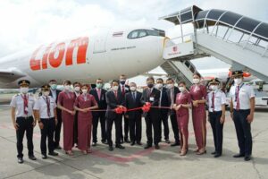 Die Crew eines Thai Lion Air Flugzeuges beim Durchtrennen einer Scheife als Eroeffnung