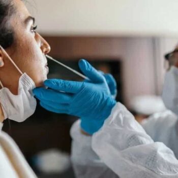 Die Durchführung eines PCR Tests bei einer Touristin nach ihrer Ankunft in Thailand.