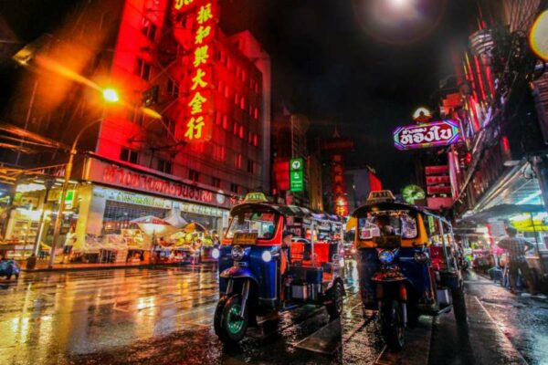 2 Tuk Tuks in den Straßen von China Town in Bangkok bei Nacht.