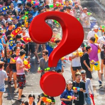 Menschen beim feiern des Songkran Fest auf den Straßen von Bangkok, traditionell mit viel Wasser und Wasserpistolen.