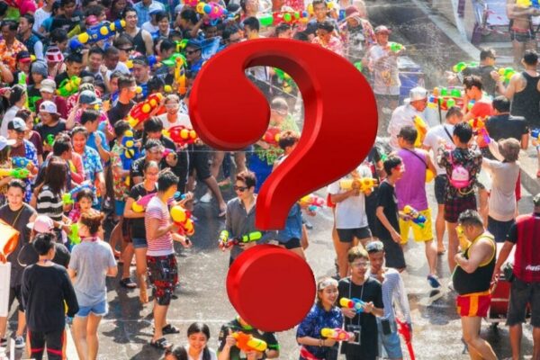 Menschen beim feiern des Songkran Fest auf den Straßen von Bangkok, traditionell mit viel Wasser und Wasserpistolen.