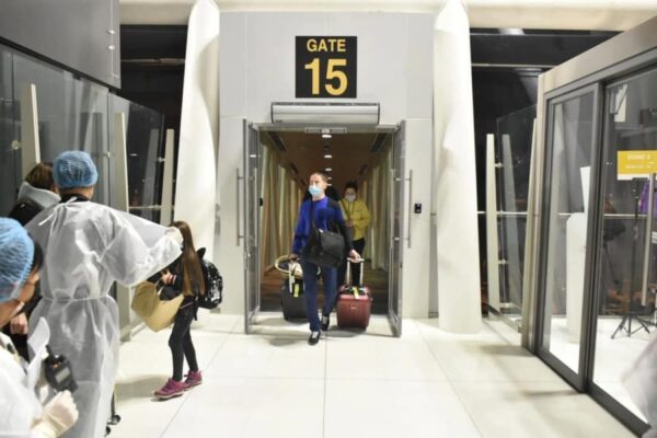 Passagiere die Am Flughafen von Phuket das Flugzeug verlassen und von Mitarbeitern des Flughafens in Empfang genommen werden.