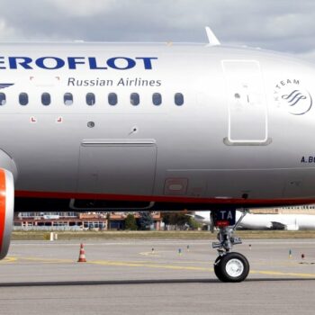 Ein Flugzeug der russischen Fluggesellschaft Aeroflot auf dem Flughafen von Phuket in Thailand.