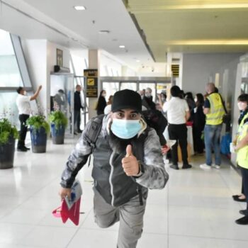 Tourist beim Verlassen des Flugzeuges auf der Ferieninsel Phuket.