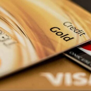 gestapelte Kreditkarten verschiedener Anbieter wie Visa und Mastercard