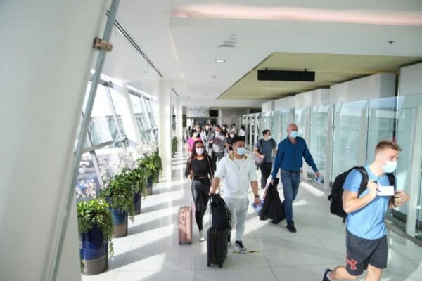 Touristen am Flughafen von Phuket beim Verlassen des Flugzeugs.