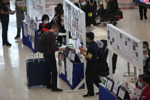 Touristen am Flughafen von Bangkok bei der Einreisekontrolle.