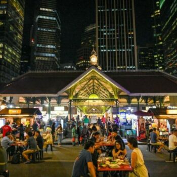 Eine Gruppe von Touristen auf einem Markt in Singapur.