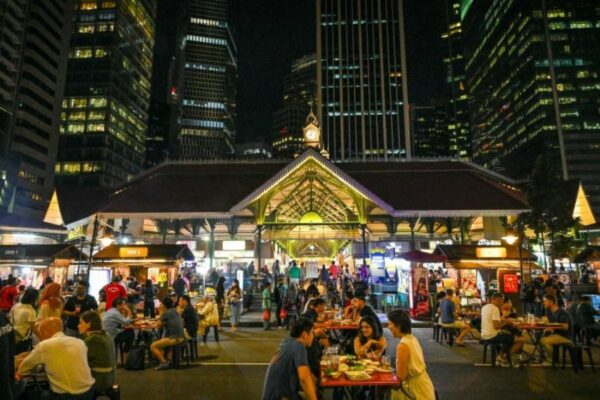 Eine Gruppe von Touristen auf einem Markt in Singapur.