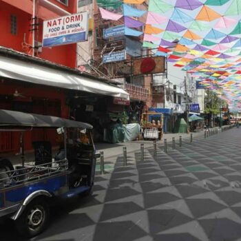 Tuk Tuk in der kaum wiederzuerkennenden Khao San Road.