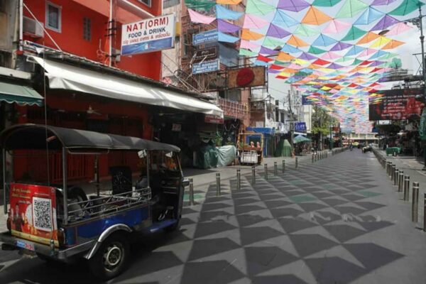 Tuk Tuk in der kaum wiederzuerkennenden Khao San Road.