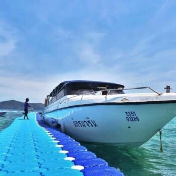 schwimmender Ponton mit einem Speed Boot welches angelegt hat.