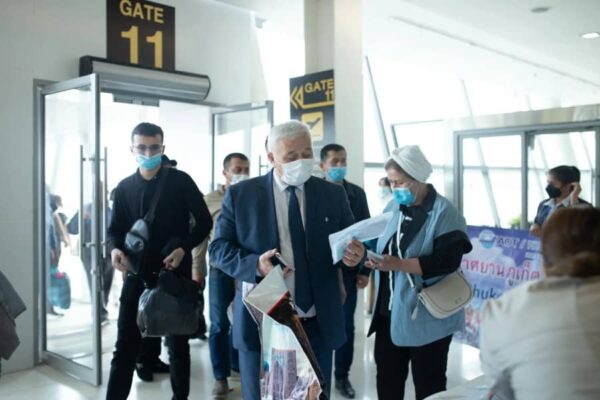 Touristen die am Flughafen von Phuket gelandet sind und das Flugzeug verlassen.