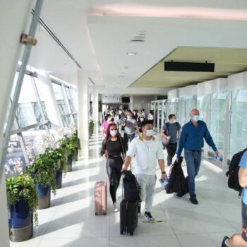 Passagiere beim Verlassen eines Flugzeuges nach der Landung auf dem Flughafen Phuket International, HKT.