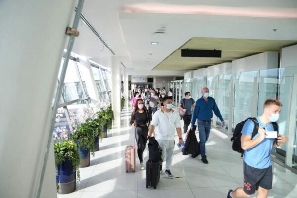 Passagiere beim Verlassen eines Flugzeuges nach der Landung auf dem Flughafen Phuket International, HKT.