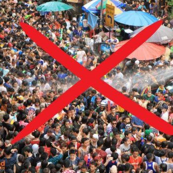 Menschen Massen in den Straßen von Bangkok bei der bekannten Wasserschlacht zu Songkran.
