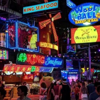 Die Walking Street in Pattaya bei Nacht.