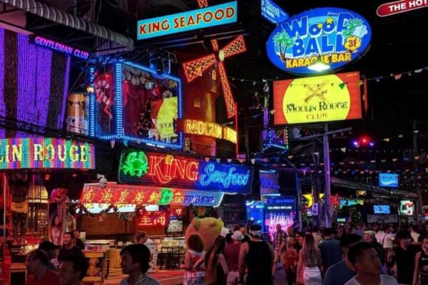 Die Walking Street in Pattaya bei Nacht.