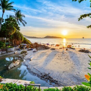 Eine versteckte Bucht in Phuket mit traumhaften Blick auf den Sonnenuntergang.