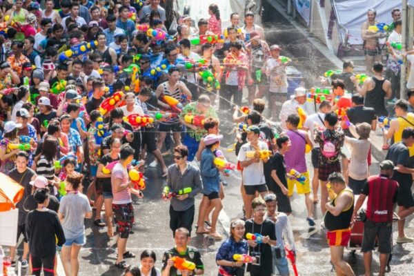 Personen die sich eine für Songkran typische Wasserschlacht liefern.