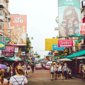 Blick in die Khao San Road mit schlendernden Touristen.