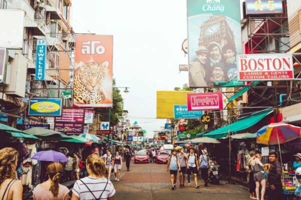 Blick in die Khao San Road mit schlendernden Touristen.