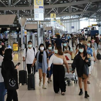 Touristen am Flughafen von Bangkok im Zuge der Test and Go Einreise.