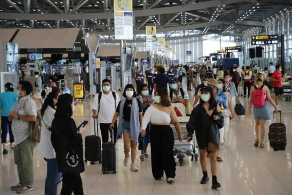 Touristen am Flughafen von Bangkok im Zuge der Test and Go Einreise.