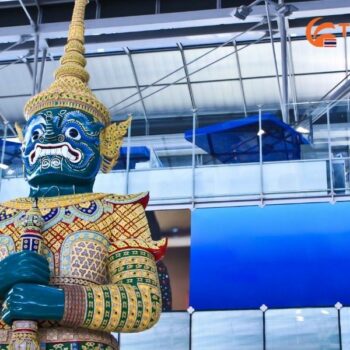 Eine traditionelle thailändische Figur, die die Besucher em Flughafen von Bangkok begrüßt.