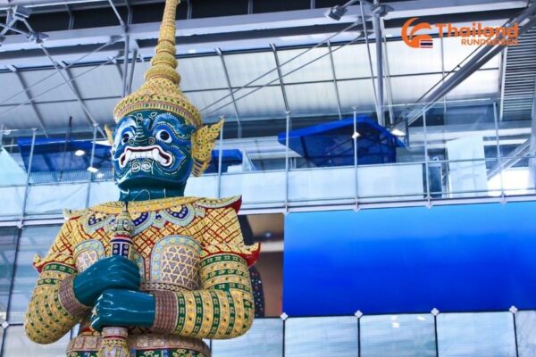 Eine traditionelle thailändische Figur, die die Besucher em Flughafen von Bangkok begrüßt.