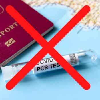 Eine Reisepass und ein Covid PCR Test als Andeutung auf die Einreisebestimmungen von Thailand.