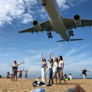 Ein Flugzeug im Landeanflug auf den Flughafen Phuket.
