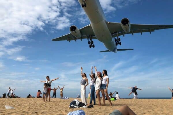 Ein Flugzeug im Landeanflug auf den Flughafen Phuket.