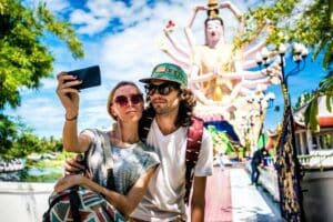 Touristen in Thailand bei einem Selfie.