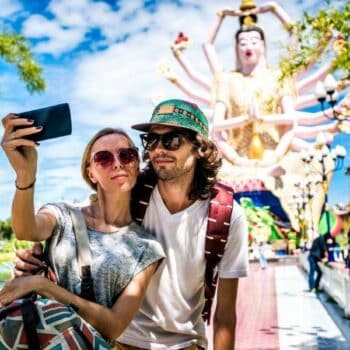 Touristen in Thailand bei einem Selfie.