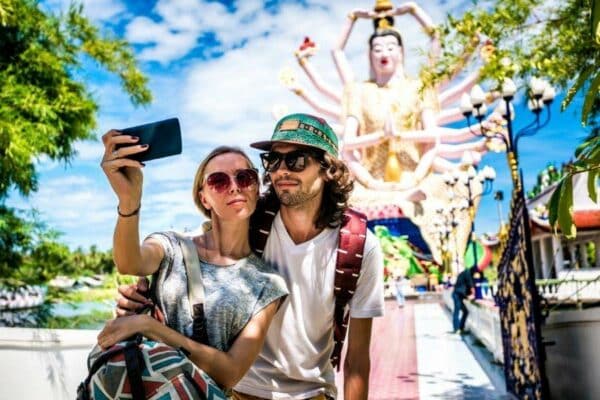 Touristen in Thailand bei einem Selfie.