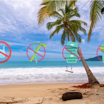 Ein Strand in Thailand mit den Verborszeichen für Plastikprodukte.