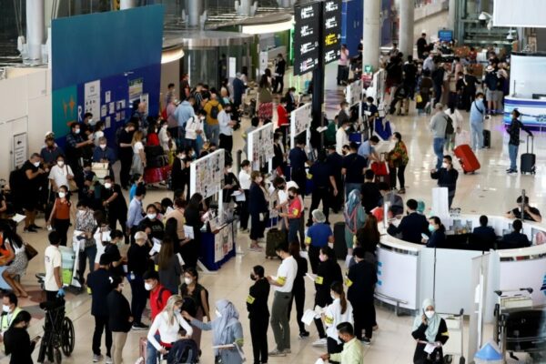 Touristen nach der Ankunft am Bangkoker Flughafen.