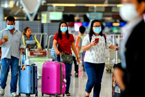 Touristen am Flughafen von Bangkok bei der Vorbereitung der Einreisedokumente.