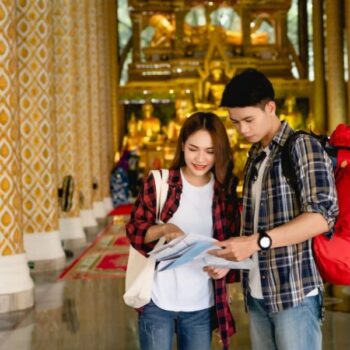 Touristen Pärchen beim lesen eines Stadtplans in einem thailändischen Tempel.