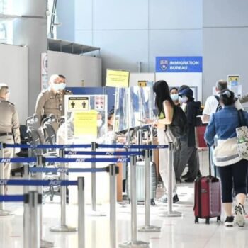 Touristen beim Passieren der Immigration am Bangkoker Flughafen im April 2022