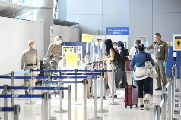 Touristen beim Passieren der Immigration am Bangkoker Flughafen im April 2022