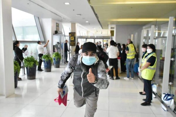 Tourist beim Verlassen des Flugzeuges nach der Landung am Flughafen von Phuket.