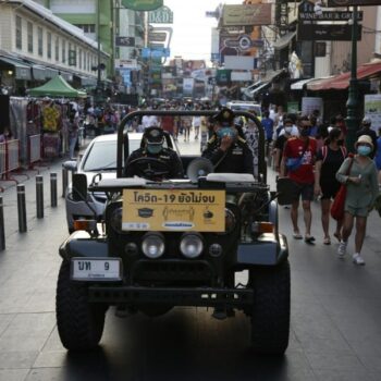 Die Polizei patrouilliert auf der Khao San Road, um Einheimische und ausländische Besucher darauf hinzuweisen, dass Wasserspritzen und Wasserpistolenschlachten verboten sind.