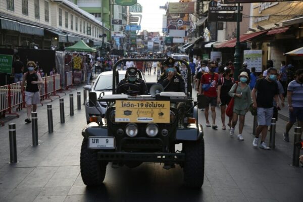 Die Polizei patrouilliert auf der Khao San Road, um Einheimische und ausländische Besucher darauf hinzuweisen, dass Wasserspritzen und Wasserpistolenschlachten verboten sind.