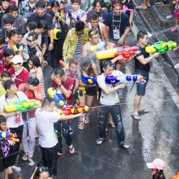 Touristen die trotz dem Verbot mit Wasser spritzen und der Songkran Tradition folgen.