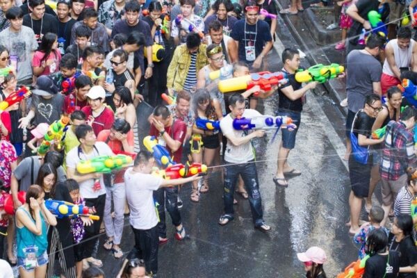 Touristen die trotz dem Verbot mit Wasser spritzen und der Songkran Tradition folgen.