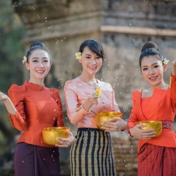 Thailänderinnen beim traditionellen Songkran Ritualen.