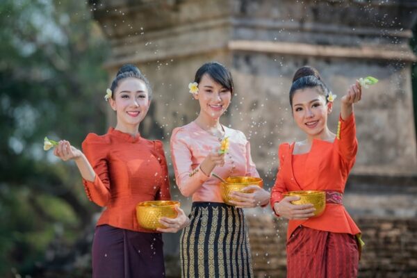 Thailänderinnen beim traditionellen Songkran Ritualen.