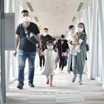 Eine Familie beim Verlassen des Flugzeuges nach der LAndung auf dem Flughafen von Phuket.